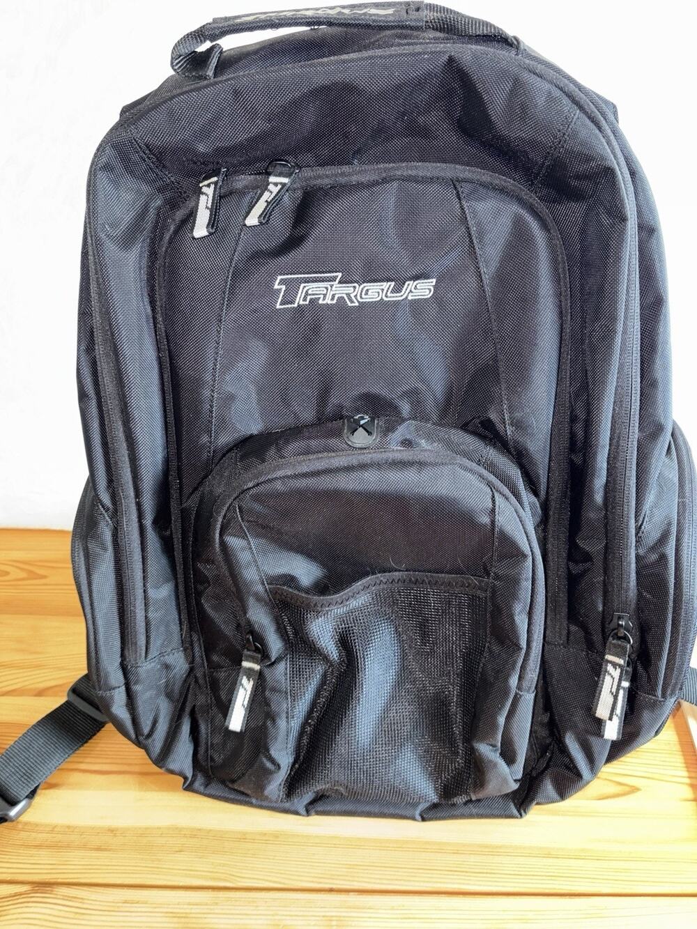 Targus Black Laptop Backpack with 3 Areas & Padded Laptop Section - EUC